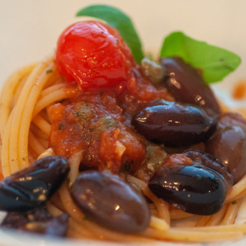 Vegaaninen spaghetti alla puttanesca – Vegehifi
